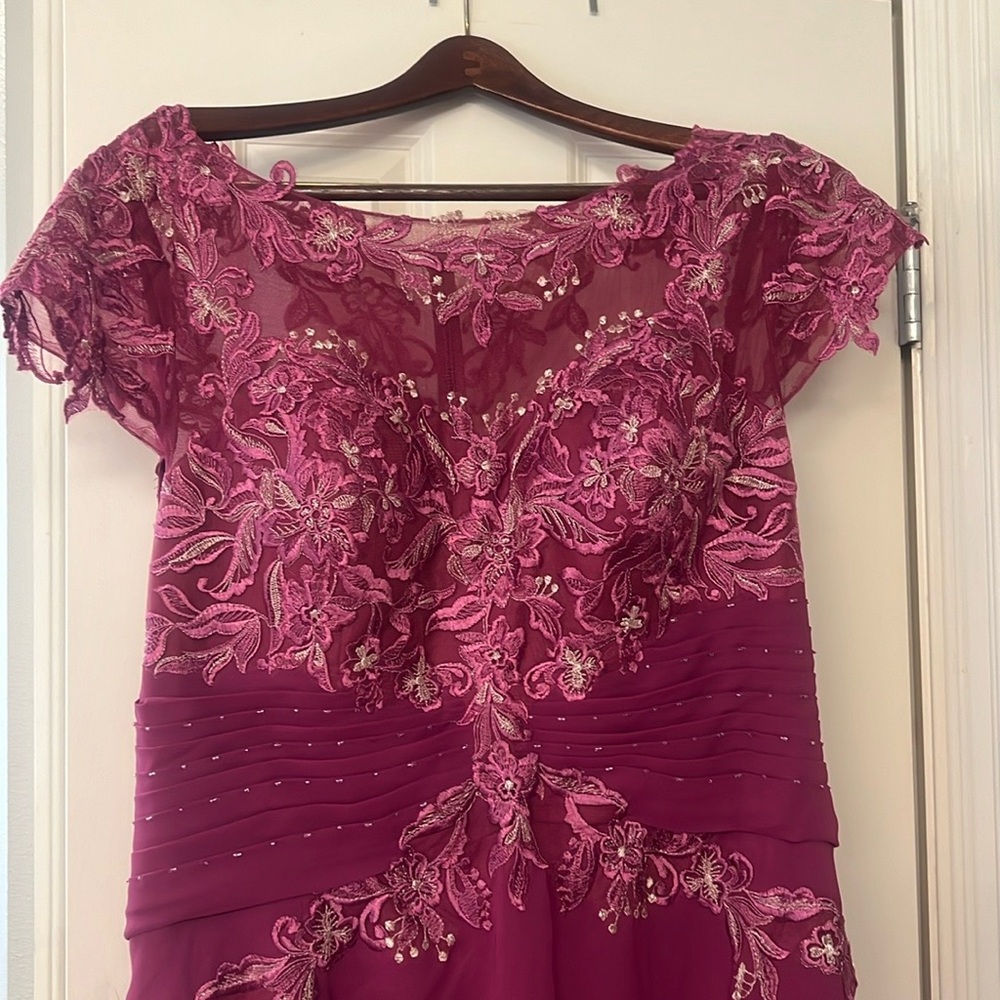 Beautiful Formal Dress! Don’t miss out on this one!!